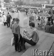 1973, Warszawa, Polska.
XXVI Warszawski Kiermasz Książki na placu Defilad.
Fot. Romuald Broniarek, zbiory Ośrodka KARTA