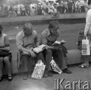 1973, Warszawa, Polska.
XXVI Warszawski Kiermasz Książki na placu Defilad.
Fot. Romuald Broniarek, zbiory Ośrodka KARTA