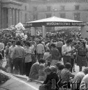1973, Warszawa, Polska.
XXVI Warszawski Kiermasz Książki na placu Defilad.
Fot. Romuald Broniarek, zbiory Ośrodka KARTA