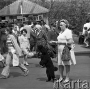 1973, Warszawa, Polska.
XXVI Warszawski Kiermasz Książki na placu Defilad.
Fot. Romuald Broniarek, zbiory Ośrodka KARTA