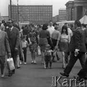 1973, Warszawa, Polska.
XXVI Warszawski Kiermasz Książki na placu Defilad.
Fot. Romuald Broniarek, zbiory Ośrodka KARTA