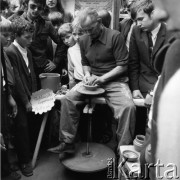 1973, Grodzisk Mazowiecki, Polska.
Kiermasz książki.
Fot. Romuald Broniarek, zbiory Ośrodka KARTA