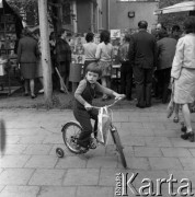 1973, Grodzisk Mazowiecki, Polska.
Kiermasz książki.
Fot. Romuald Broniarek, zbiory Ośrodka KARTA