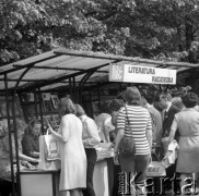 1973, Warszawa, Polska.
XXVI Warszawski Kiermasz Książki na placu Defilad.
Fot. Romuald Broniarek, zbiory Ośrodka KARTA