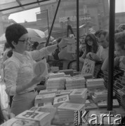 1973, Warszawa, Polska.
XXVI Warszawski Kiermasz Książki na placu Defilad.
Fot. Romuald Broniarek, zbiory Ośrodka KARTA