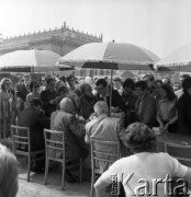 1973, Warszawa, Polska.
XXVI Warszawski Kiermasz Książki na placu Defilad. Pisarz Stanisław Lem (siedzi w środku). 
Fot. Romuald Broniarek, zbiory Ośrodka KARTA