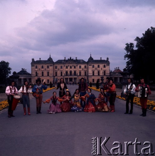 1973, Białystok, Polska.
Zespół cygański. W tle Pałac Branickich.
Fot. Romuald Broniarek, zbiory Ośrodka KARTA