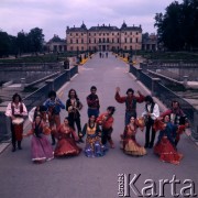 1973, Białystok, Polska.
Zespół cygański w Parku Branickich. W tle Pałac Branickich.
Fot. Romuald Broniarek, zbiory Ośrodka KARTA