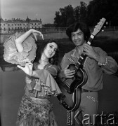 1973, Białystok, Polska.
Zespół cygański w Parku Branickich. W tle Pałac Branickich.
Fot. Romuald Broniarek, zbiory Ośrodka KARTA