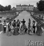 1973, Białystok, Polska.
Zespół cygański. W tle Pałac Branickich.
Fot. Romuald Broniarek, zbiory Ośrodka KARTA