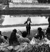 1973, Białystok, Polska.
Zespół cygański w Parku Branickich. W tle Pałac Branickich.
Fot. Romuald Broniarek, zbiory Ośrodka KARTA