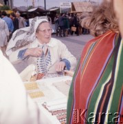 1973, Warszawa, Polska.
Cepeliada na Placu Defilad.
Fot. Romuald Broniarek, zbiory Ośrodka KARTA