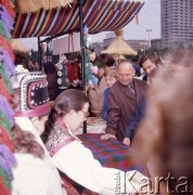 1973, Warszawa, Polska.
Cepeliada na Placu Defilad.
Fot. Romuald Broniarek, zbiory Ośrodka KARTA