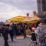 1973, Warszawa, Polska.
Cepeliada na Placu Defilad.
Fot. Romuald Broniarek, zbiory Ośrodka KARTA