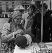 1973, Warszawa, Polska.
Cepeliada na Placu Defilad.
Fot. Romuald Broniarek, zbiory Ośrodka KARTA