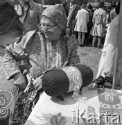 1973, Warszawa, Polska.
Cepeliada na Placu Defilad.
Fot. Romuald Broniarek, zbiory Ośrodka KARTA