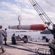 1973, Świnoujście, Polska.
Port Wojenny Świnoujście. Ćwiczenia morskie Marynarki Wojennej.
Fot. Romuald Broniarek, zbiory Ośrodka KARTA