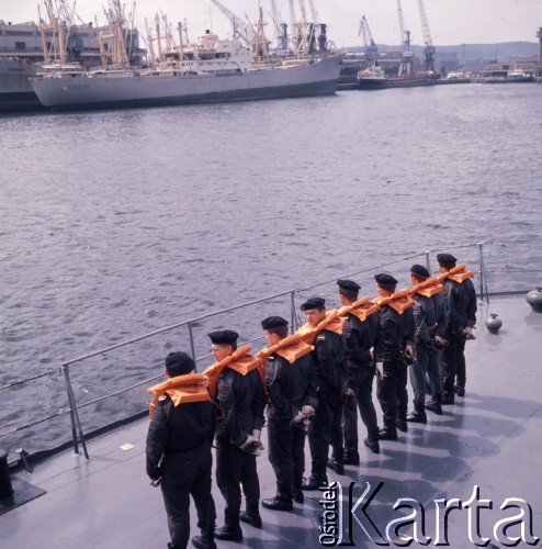 1973, Świnoujście, Polska.
Port Wojenny Świnoujście. Ćwiczenia morskie Marynarki Wojennej.
Fot. Romuald Broniarek, zbiory Ośrodka KARTA