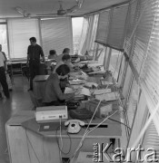 1973, Warszawa, Polska.
Port lotniczy Warszawa-Okęcie. Wieża kontroli lotów.
Fot. Romuald Broniarek, zbiory Ośrodka KARTA