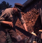 1973, Mazury, Polska.
Piłowanie drewna.
Fot. Romuald Broniarek, zbiory Ośrodka KARTA