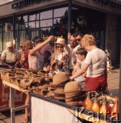 1973, Rumunia.
Stoisko z torebkami.
Fot. Romuald Broniarek, zbiory Ośrodka KARTA