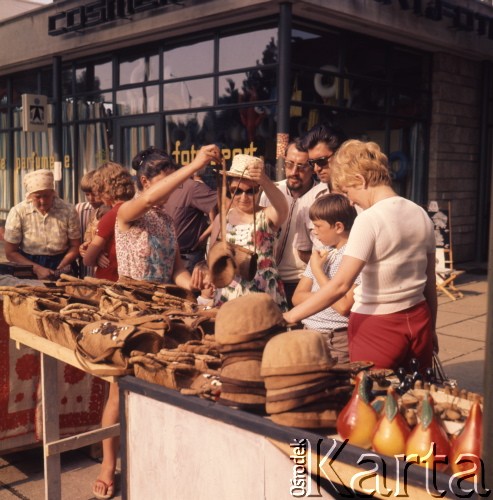 1973, Rumunia.
Stoisko z torebkami.
Fot. Romuald Broniarek, zbiory Ośrodka KARTA