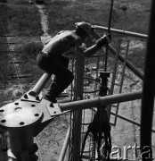 1973, Konstantynów (gmina Gąbin), Polska.
Prace montażowe przy maszcie radiowym.
Fot. Romuald Broniarek, zbiory Ośrodka KARTA