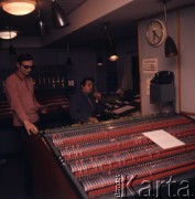 1973, Warszawa, Polska.
Kabina akustyka w Teatrze Wielkim.
Fot. Romuald Broniarek, zbiory Ośrodka KARTA