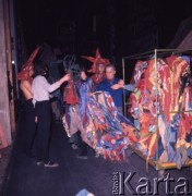 1973, Warszawa, Polska.
Aktorzy przy kostiumach w Teatrze Wielkim.
Fot. Romuald Broniarek, zbiory Ośrodka KARTA