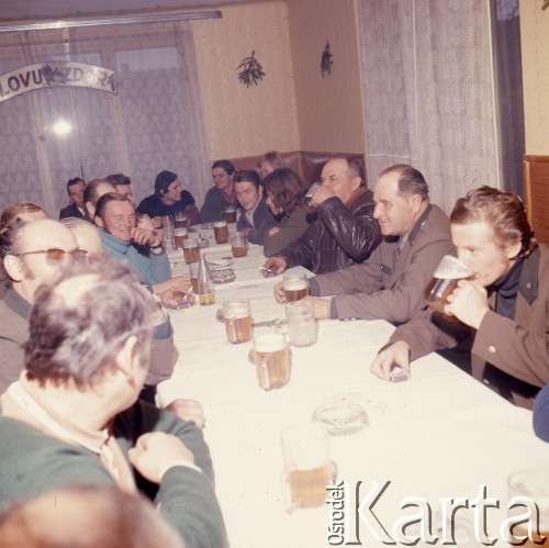 1973, Czechosłowacja.
Po polowaniu na bażanty i zające.
Fot. Romuald Broniarek, zbiory Ośrodka KARTA