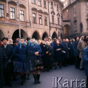 1973, Praga, Czechosłowacja.
Rynek Staromiejski. Ludzie patrzący na praski zegar astronomiczny znajdujący się na ścianie Ratusza Staromiejskiego.
Fot. Romuald Broniarek, zbiory Ośrodka KARTA