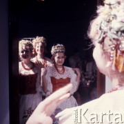 1974, Warszawa, Polska.
Zespół Pieśni i Tańca „Śląsk” im. Stanisława Hadyny w Sali Kongresowej. Tancerki w garderobie.
Fot. Romuald Broniarek, zbiory Ośrodka KARTA