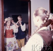 1974, Warszawa, Polska.
Zespół Pieśni i Tańca „Śląsk” im. Stanisława Hadyny w Sali Kongresowej. Tancerze w garderobie.
Fot. Romuald Broniarek, zbiory Ośrodka KARTA