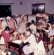 1974, Warszawa, Polska.
Zespół Pieśni i Tańca „Śląsk” im. Stanisława Hadyny w Sali Kongresowej. Tancerki w garderobie.
Fot. Romuald Broniarek, zbiory Ośrodka KARTA