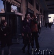 1974, Warszawa, Polska.
Sesja mody na placu Konstytucji. Modelka Małgorzata Niemen (z lewej) oraz projektantka mody Grażyna Hase (z prawej).
Fot. Romuald Broniarek, zbiory Ośrodka KARTA