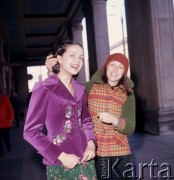 1974, Warszawa, Polska.
Sesja mody na placu Konstytucji. Modelka Małgorzata Niemen (z lewej) oraz projektantka mody Grażyna Hase (z prawej).
Fot. Romuald Broniarek, zbiory Ośrodka KARTA