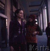 1974, Warszawa, Polska.
Sesja mody na placu Konstytucji. Modelka Małgorzata Niemen (z lewej) oraz projektantka mody Grażyna Hase (z prawej).
Fot. Romuald Broniarek, zbiory Ośrodka KARTA