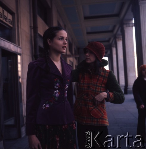 1974, Warszawa, Polska.
Sesja mody na placu Konstytucji. Modelka Małgorzata Niemen (z lewej) oraz projektantka mody Grażyna Hase (z prawej).
Fot. Romuald Broniarek, zbiory Ośrodka KARTA