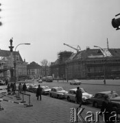 1974, Warszawa, Polska.
Plac Zamkowy z odbudowywanym Zamkiem Królewskim. Kolumna Zygmunta III Wazy (w tle z lewej).
Fot. Romuald Broniarek, zbiory Ośrodka KARTA