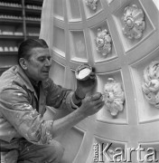1974, Warszawa, Polska.
Pracownia Sztukatorska w odbudowywanym Zamku Królewskim.
Fot. Romuald Broniarek, zbiory Ośrodka KARTA