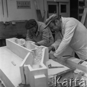 1974, Warszawa, Polska.
Pracownia Sztukatorska w odbudowywanym Zamku Królewskim.
Fot. Romuald Broniarek, zbiory Ośrodka KARTA