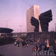 1974, Katowice, Polska.
Pomnik Powstańców Śląskich i Hala Widowiskowo-Sportowa Spodek w alei Wojciecha Korfantego.
Fot. Romuald Broniarek, zbiory Ośrodka KARTA