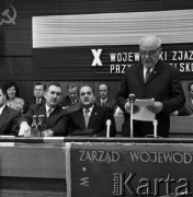 1974, Katowice, Polska.
X Wojewódzki Zjazd Towarzystwa Przyjaźni Polsko-Radzieckiej. Przemawia przewodniczący Rady Państwa Henryk Jabłoński. Jan Szydlak - prezes Zarządu Głównego TPPR (w pierwszym rzędzie drugi z prawej).
Fot. Romuald Broniarek, zbiory Ośrodka KARTA
