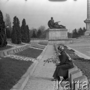 1974, Warszawa, Polska.
Cmentarz Mauzoleum Żołnierzy Radzieckich  przy ulicy Żwirki i Wigury.
Fot. Romuald Broniarek, zbiory Ośrodka KARTA