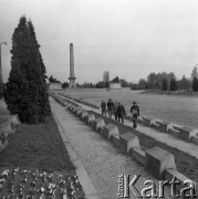 1974, Warszawa, Polska.
Cmentarz Mauzoleum Żołnierzy Radzieckich  przy ulicy Żwirki i Wigury.
Fot. Romuald Broniarek, zbiory Ośrodka KARTA