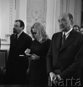 Kwiecień 1974, Warszawa, Polska.
Przyznanie odznaczeń twórcom kultury polskiej. Od lewej: Bernard Ładysz, Beata Tyszkiewicz, Stefan Rachoń.
Fot. Romuald Broniarek, zbiory Ośrodka KARTA