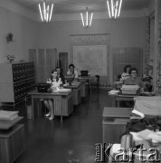 1974, Polska.
Polski Czerwony Krzyż - biuro poszukiwań rodzin.
Fot. Romuald Broniarek, zbiory Ośrodka KARTA