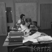 1974, Polska.
Polski Czerwony Krzyż - biuro poszukiwań rodzin.
Fot. Romuald Broniarek, zbiory Ośrodka KARTA