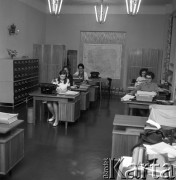1974, Polska.
Polski Czerwony Krzyż - biuro poszukiwań rodzin.
Fot. Romuald Broniarek, zbiory Ośrodka KARTA