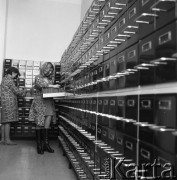 1974, Polska.
Polski Czerwony Krzyż - biuro poszukiwań rodzin.
Fot. Romuald Broniarek, zbiory Ośrodka KARTA